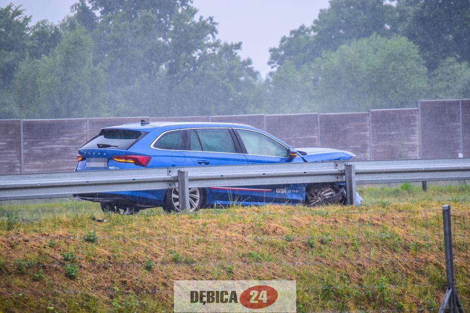Na autostradzie samochód uderzył w bariery - zdjęcia