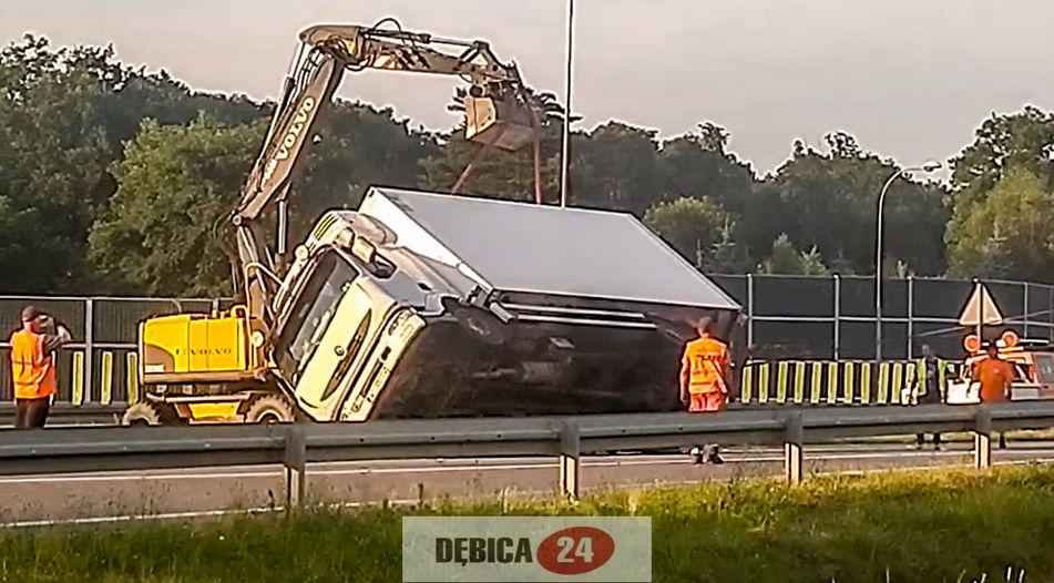 Ciężarówka usunięta z autostrady - zdjęcia + wideo