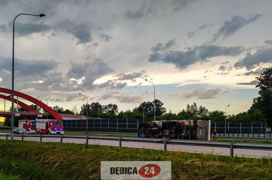 Ciężarówka przewróciła się na autostradzie. Ranna jedna osoba - zdjęcia