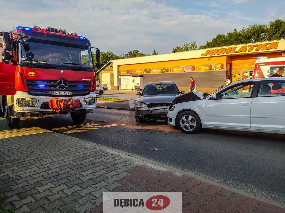 Dwie osoby przewiezione do szpitala. Droga zablokowana - zdjęcia