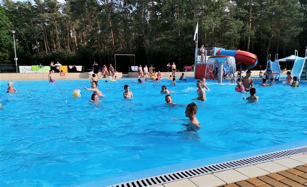 W pierwszy weekend basen odwiedziło prawie 1000 osób - zdjęcia