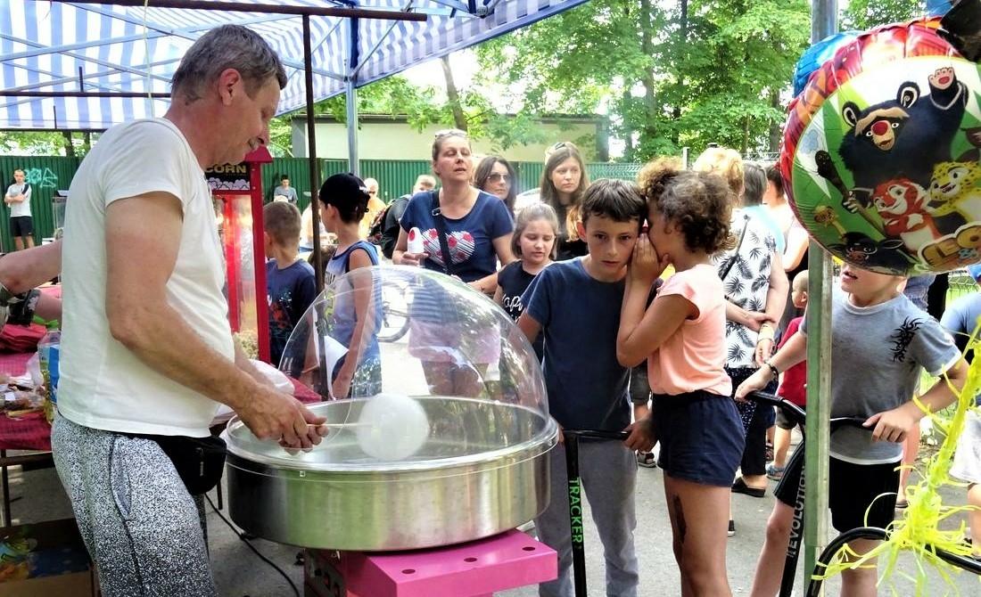 W parku czekają wata, szczudlarze i pokazy karate - zdjęcia