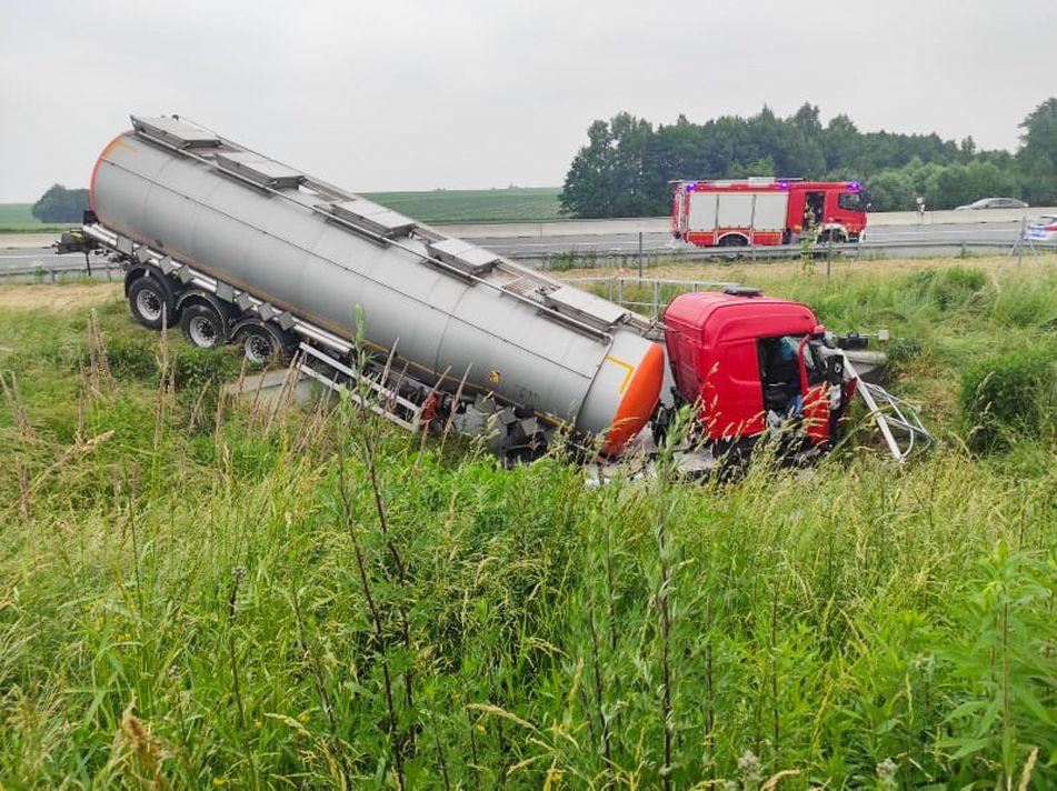 Cysterna przerwała bariery na autostradzie i wpadła do przepustu - zdjęcia