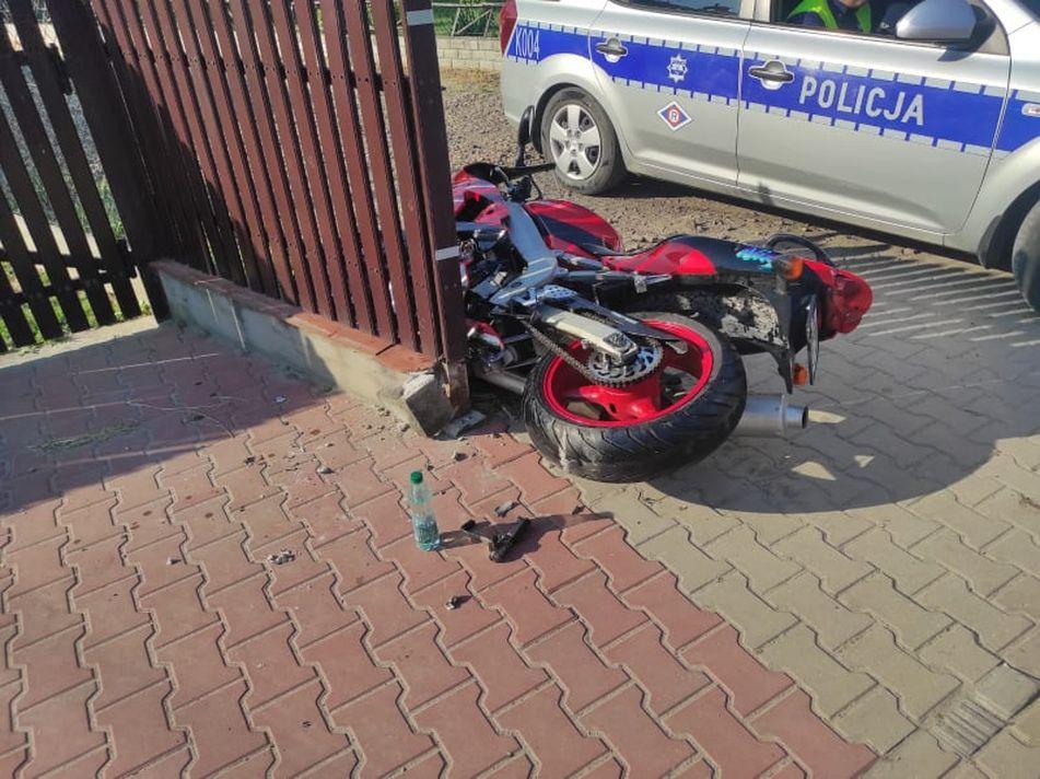 Zderzenie motocykla z samochodem - zdjęcia