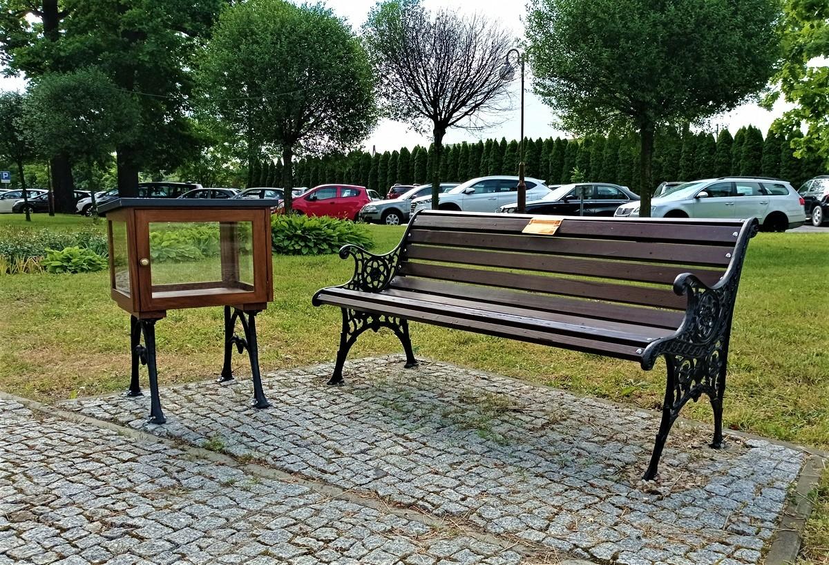 Sekretarzyk św. Jadwigi już stoi obok ławki