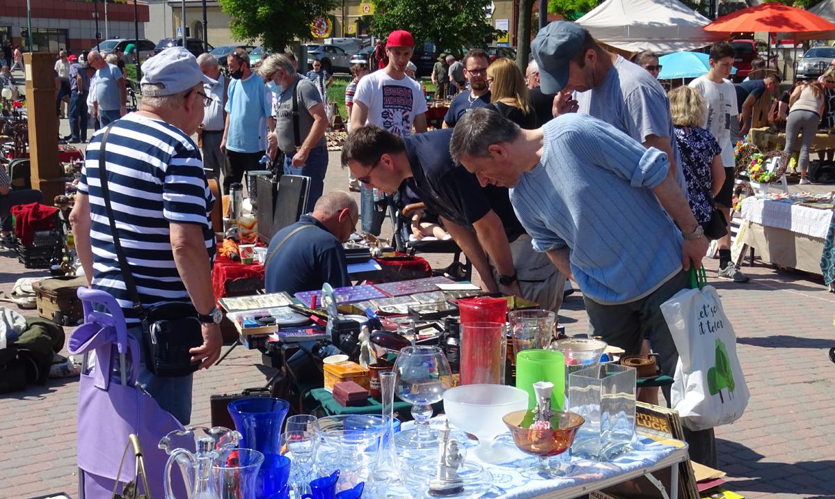 Na giełdzie staroci kupisz szablę, oscypka i portret Piłsudskiego - zdjęcia