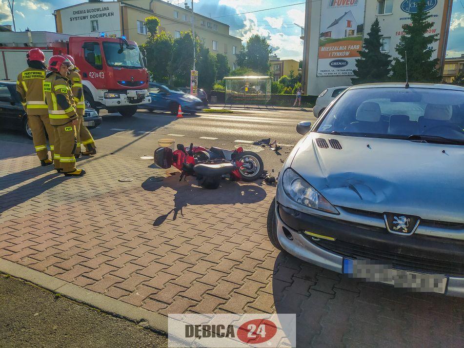 Wahadło na głównej drodze. Zderzenie auta ze skuterem - zdjęcia
