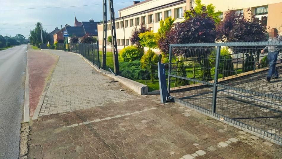 Uderzył w ogrodzenie szkoły i uciekł