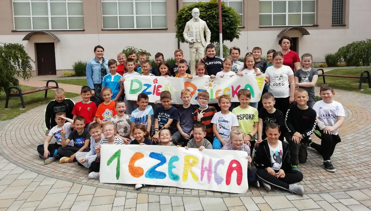 W Straszęcinie malowali pędzlami, dłońmi i stopami