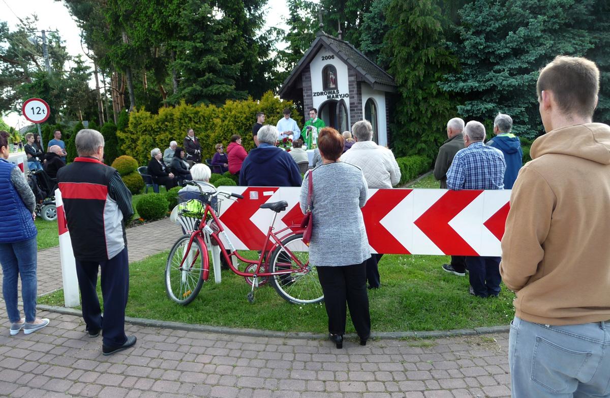 Pod kapliczką modlili się o zdrowie i dobre plony - zdjęcia