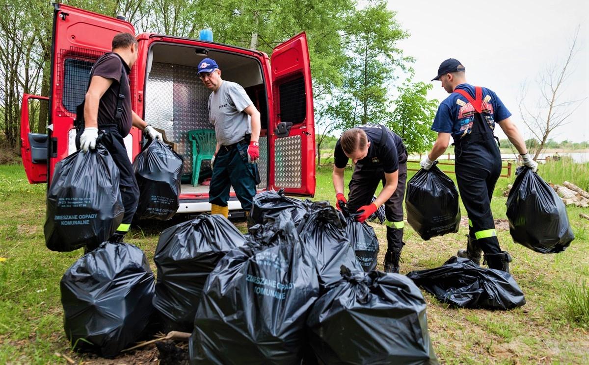 Ponad 400 worków śmieci zebrali nad zalewem w Strzegocicach