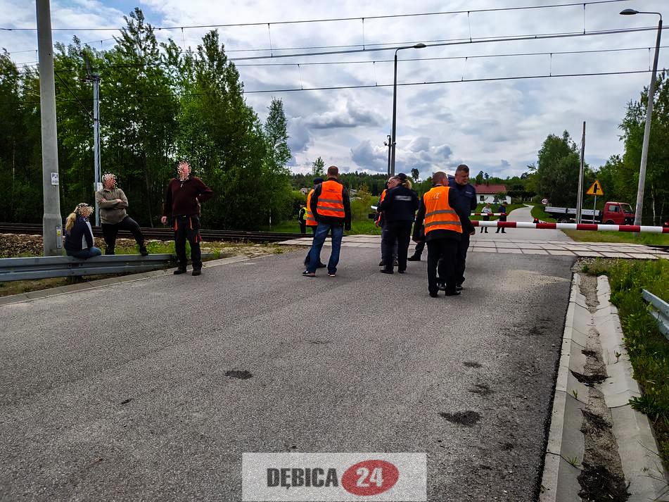 Dramat na przejeździe. Nie żyje 17-latka - zdjęcia+wideo AKTUALIZACJA