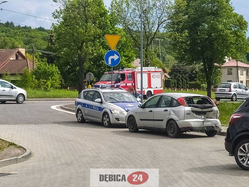 Zderzenie na starej czwórce i autostradzie. Łącznie pięć aut