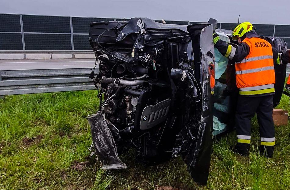 Dachowanie na autostradzie. W aucie pięć osób - zdjęcia