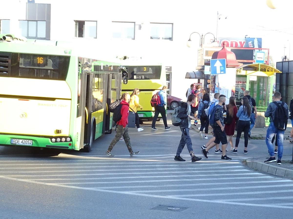 Od poniedziałku na trasy wyruszy więcej autobusów