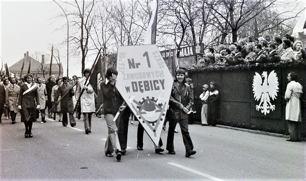 1 maja 1976 r. - przed trybuną honorową uczniowie Mechanika - zdjęcia