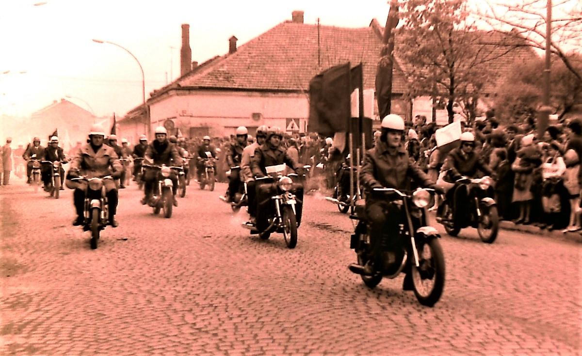 1 maja 1971 r. - na motocyklach, konno, a nawet kombajnem - zdjęcia 