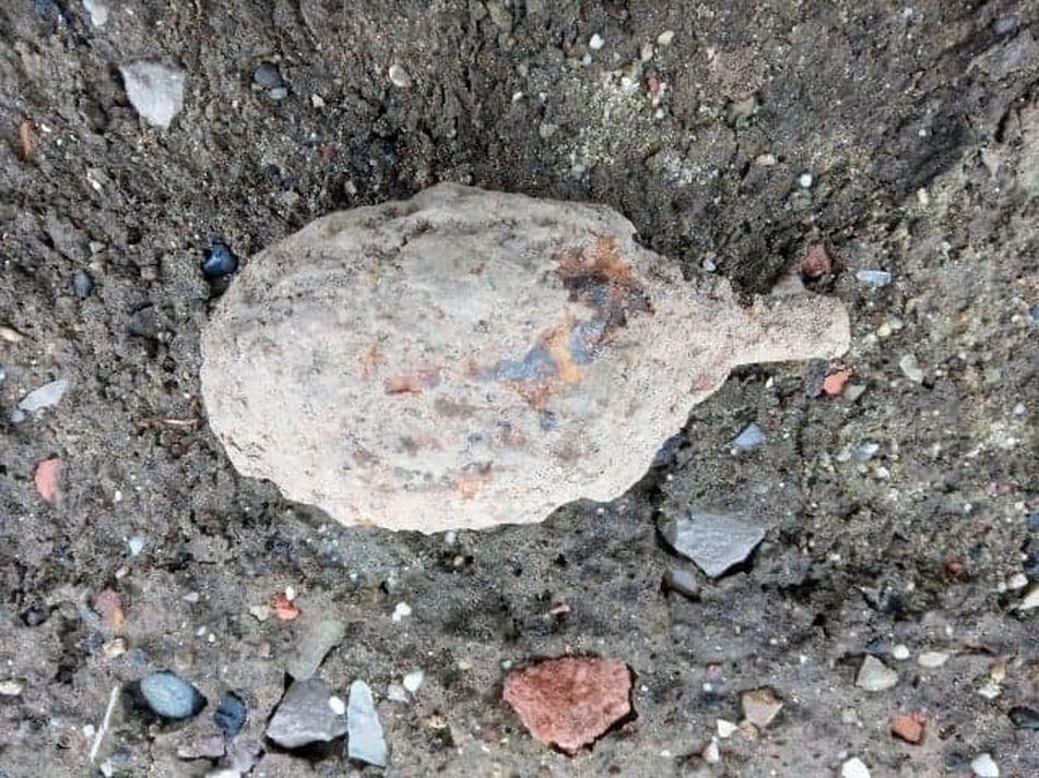 Granat leżał w przydomowym ogródku