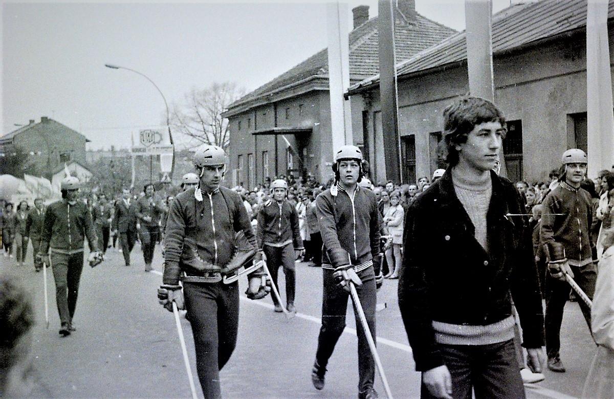 W 1974 roku w pochodzie szli nawet hokeiści - zdjęcia 