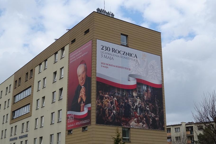 Banery na budynku starostwa