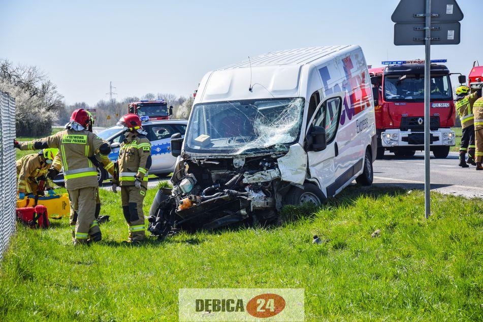 Zderzenie samochodu dostawczego z ciężarówką. Utrudnienia w ruchu! - zdjęcia