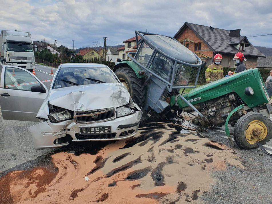 Ciągnik przełamał się na pół - droga zablokowana!