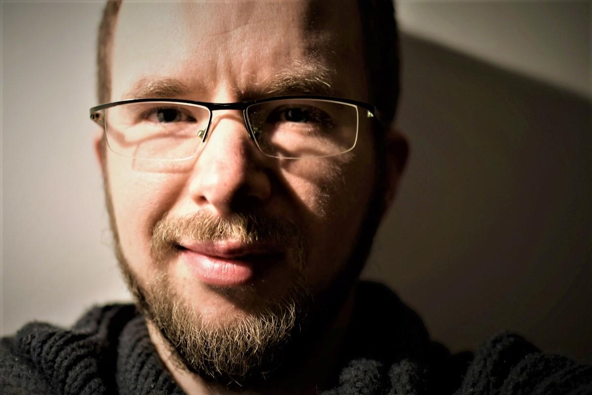 Od poniedziałku swoje teksty wieszał będzie na słupach