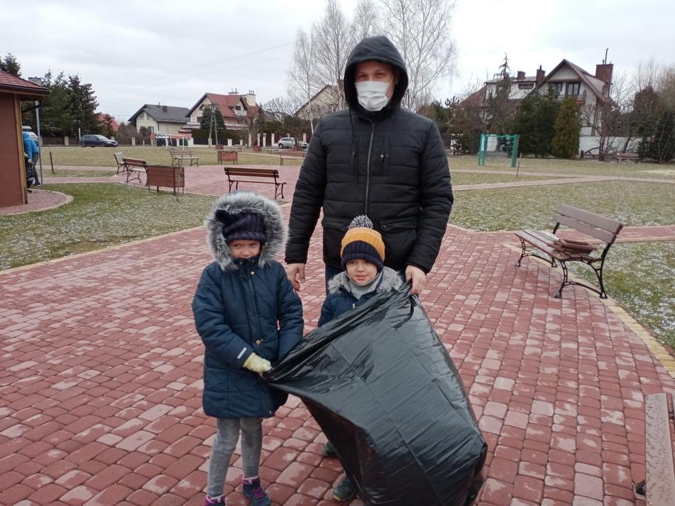 Z panią sołtys sprzątali dorośli i dzieci