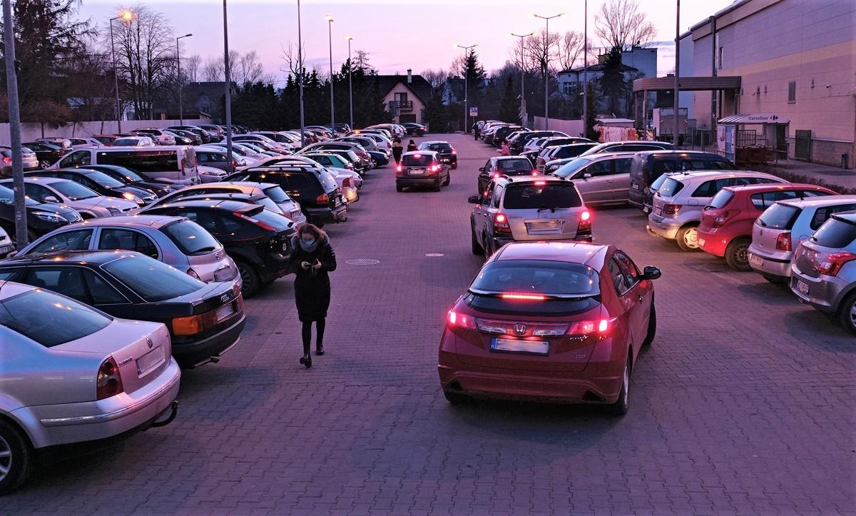 Pod galeriami parkingi pełne. To ostatni moment na zakupy - zdjęcia