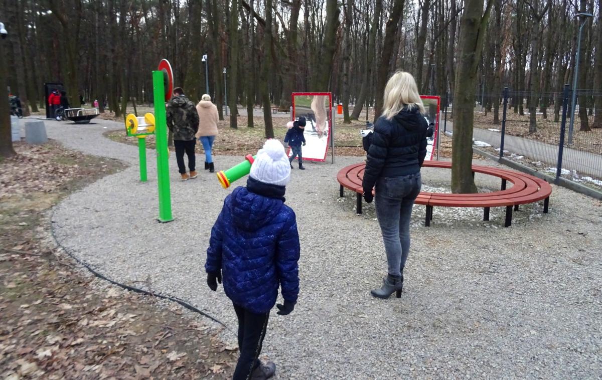 Jedno z luster w parku spadło na dziecko