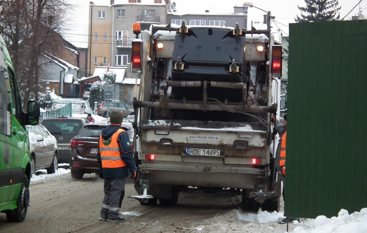Śmieci powinni odbierać co dwa tygodnie. Ale nie wszędzie to robią