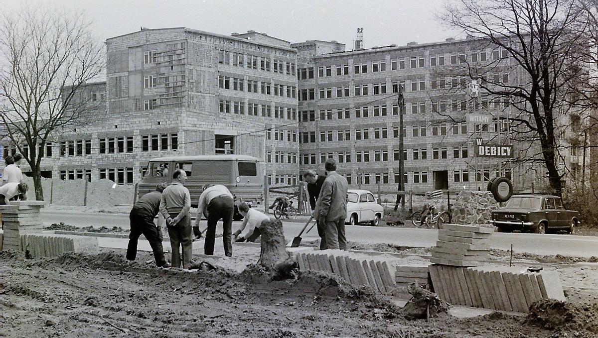 W 1974 r. w niedzielę budowali chodnik pod szpitalem - zdjęcia