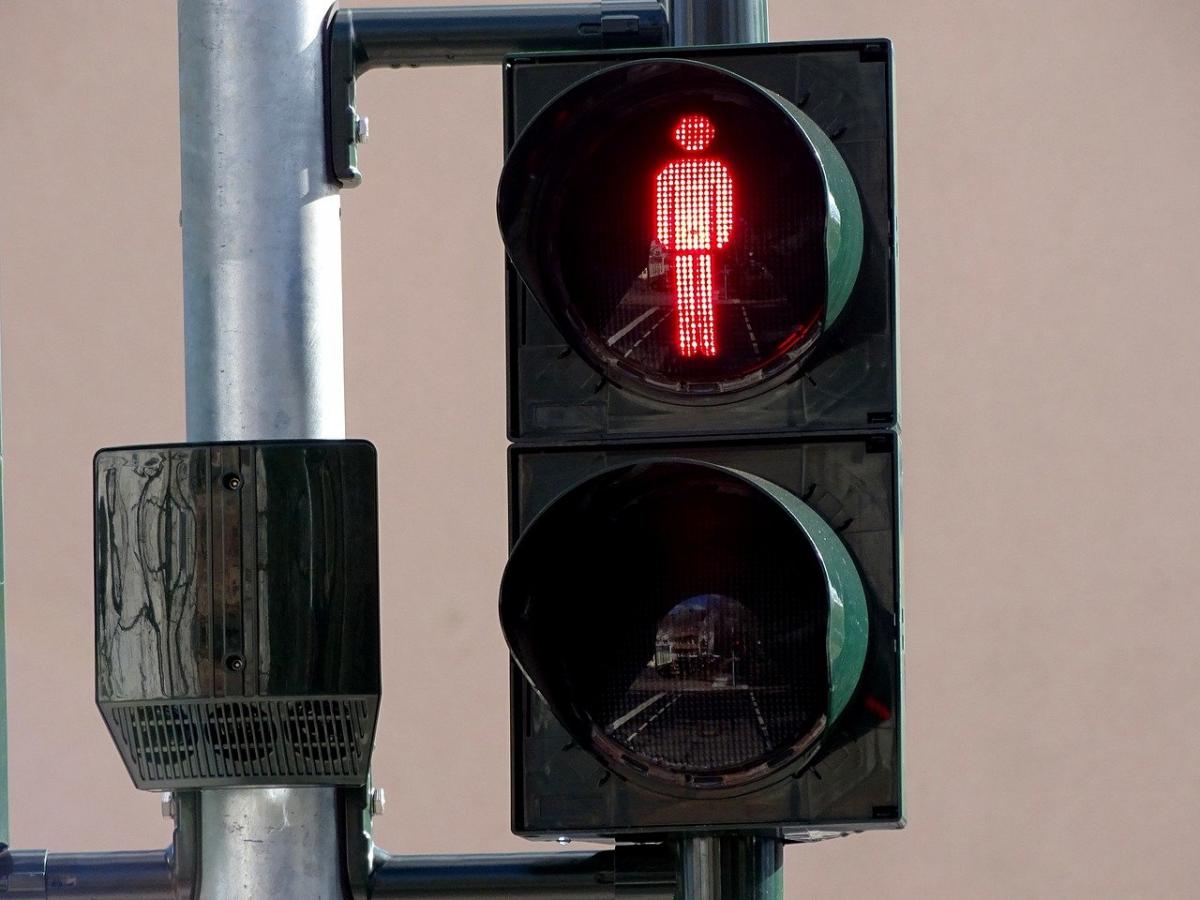 Uderzyła w sygnalizator i odjechała