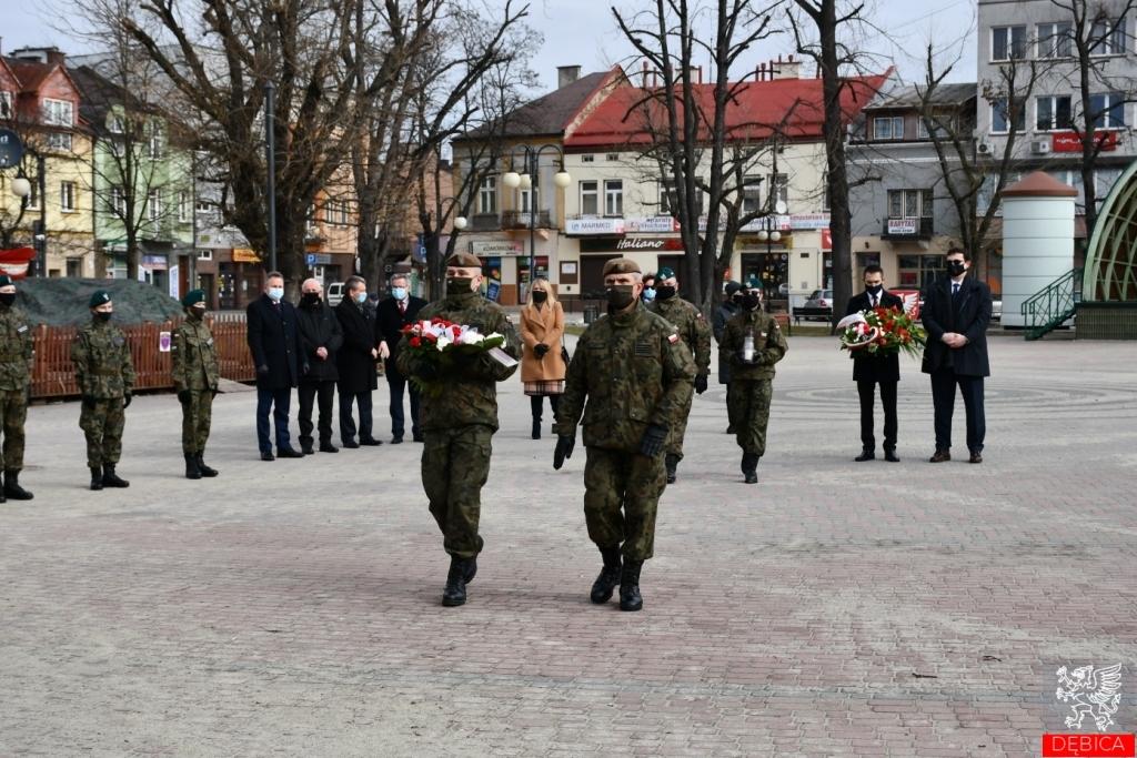 Miejsce egzekucji pokryli kwiatami