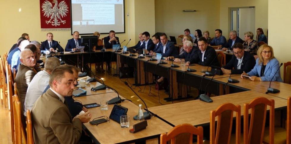 Sesje nadzwyczajne: we wtorek w powiecie, w środę w mieście