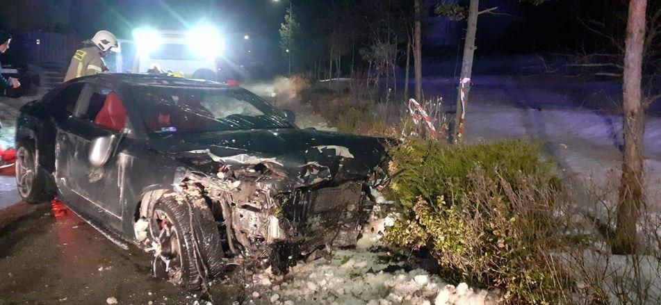 Uszkodził dwa ogrodzenia, garaż, samochody i dachował - zdjęcia