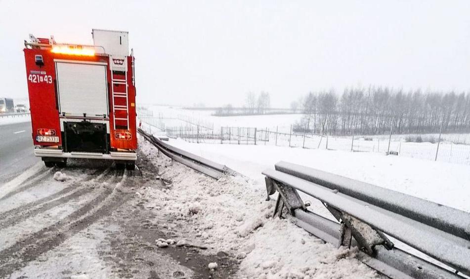 Kolizja za kolizją. Na autostradzie osobówka uderzyła w samochód ciężarowy - zdjęcia