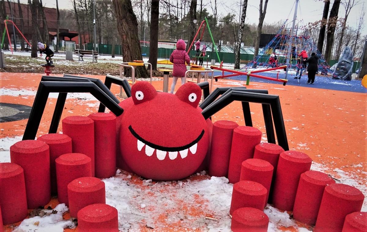 Park otwarty, dzieciaki szaleją na placu zabaw - zdjęcia