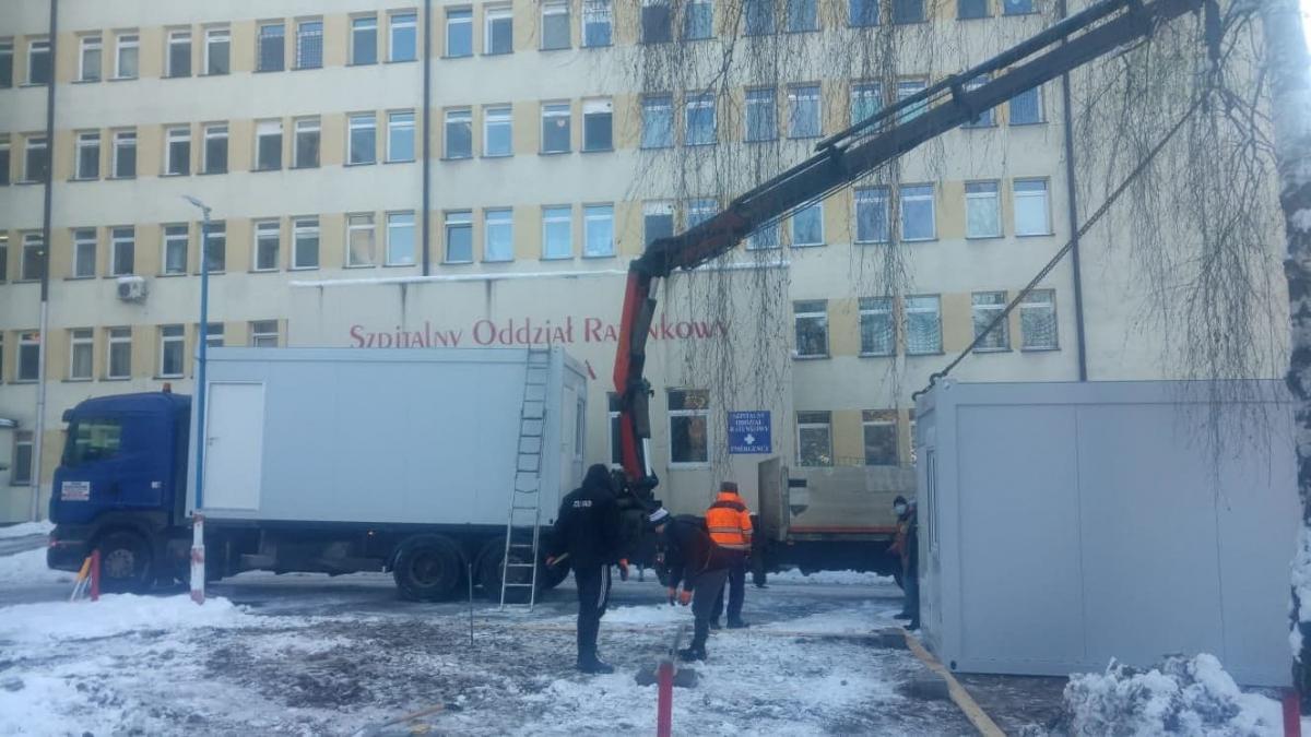 Cztery kontenery stanęły przy szpitalu