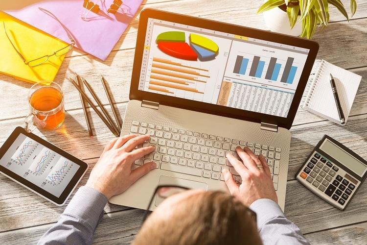 Oprogramowanie dla firm: uniwersalne czy tworzone „na wymiar”?