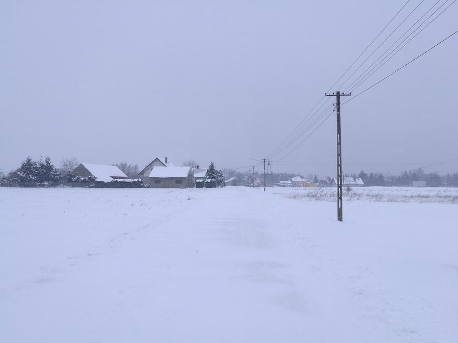 Śnieg ciągle pada, ale drogi przejezdne