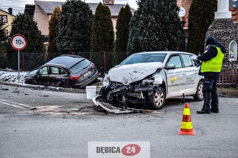 Dwie osoby w szpitalu, droga zablokowana - zdjęcia
