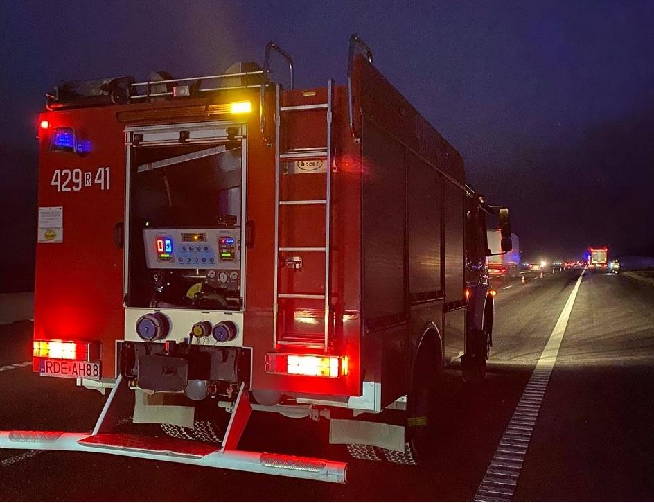 Ciężarna uderzyła w bariery na autostradzie. Powodem był olej
