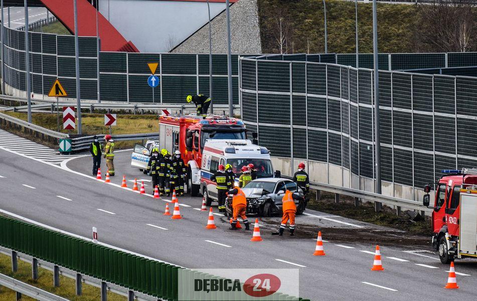 Samochód uderzył w bariery na autostradzie - zdjęcia