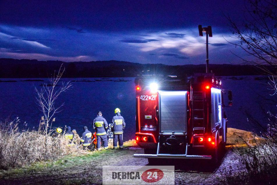 Quad wpadł do zalewu. Wyciągnęli go strażacy - zdjęcia