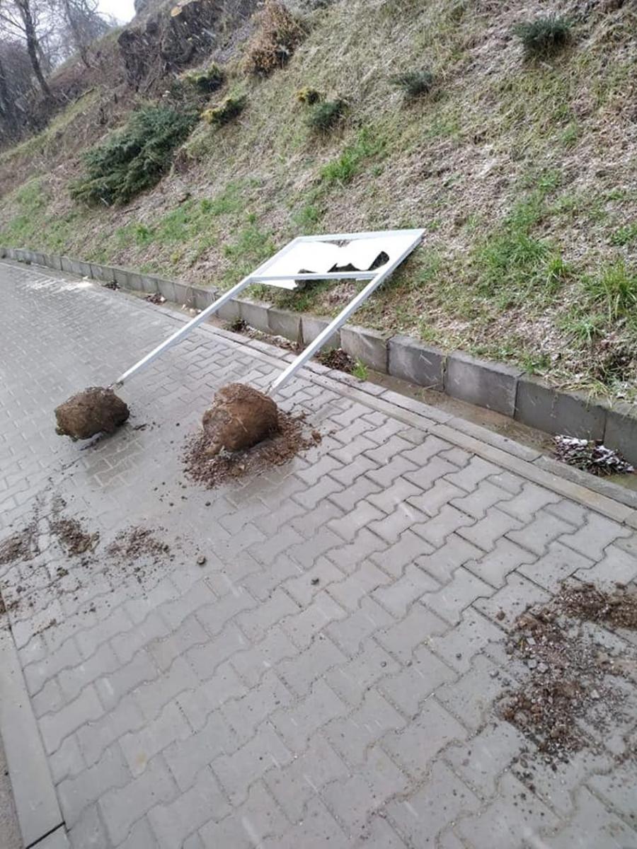 Uszkodzone znaki, rozbite lustra