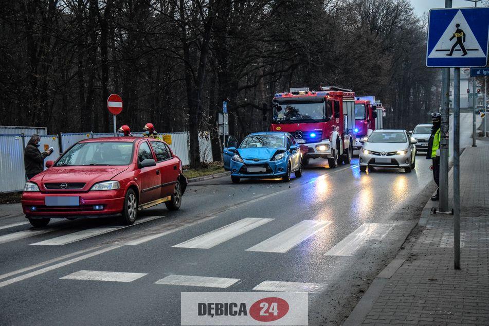 Jedna osoba poszkodowana i utrudnienia na drodze - zdjęcia