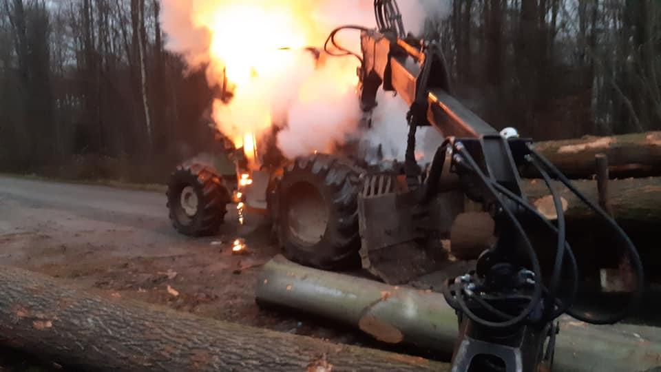 Ciągnik spłonął doszczętnie