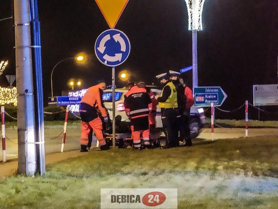 Z wysepki wprost pod koła samochodu
