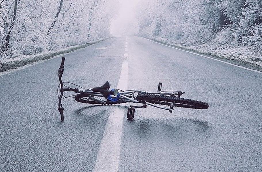 Pijany na rowerze przewrócił się przed samochodem